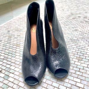 VINCE CAMUTO Black Opened Toe Booties